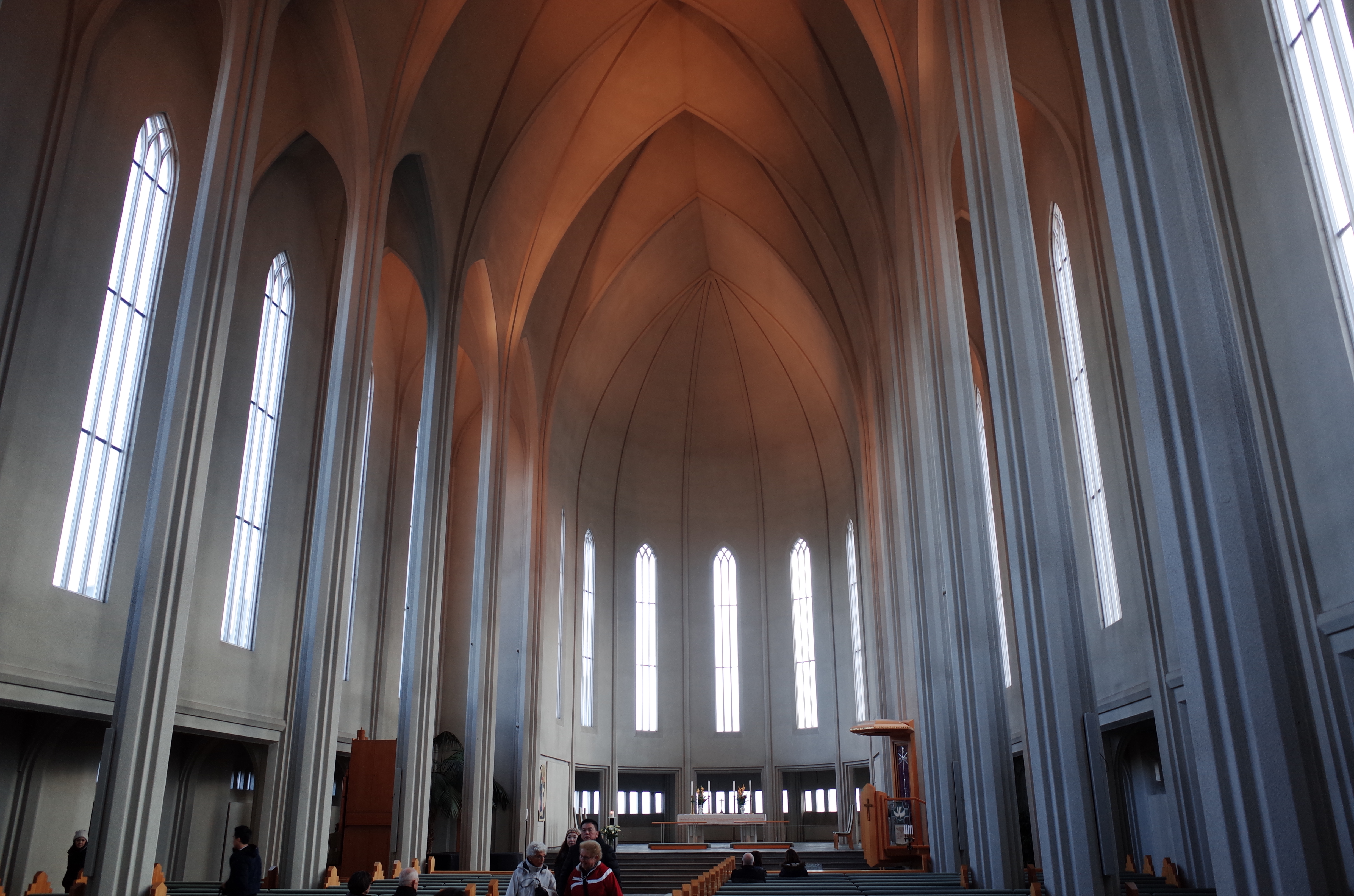 높은 층고와 고딕 양식의 아치가 돋보이는 할그림스키르캬 성당의 평온한 내부 전경