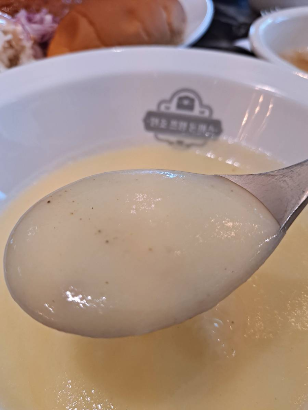 쯔왕돈까스 수프 한숟가락