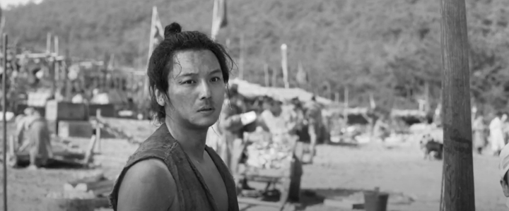 변요한,머리를묶고있다