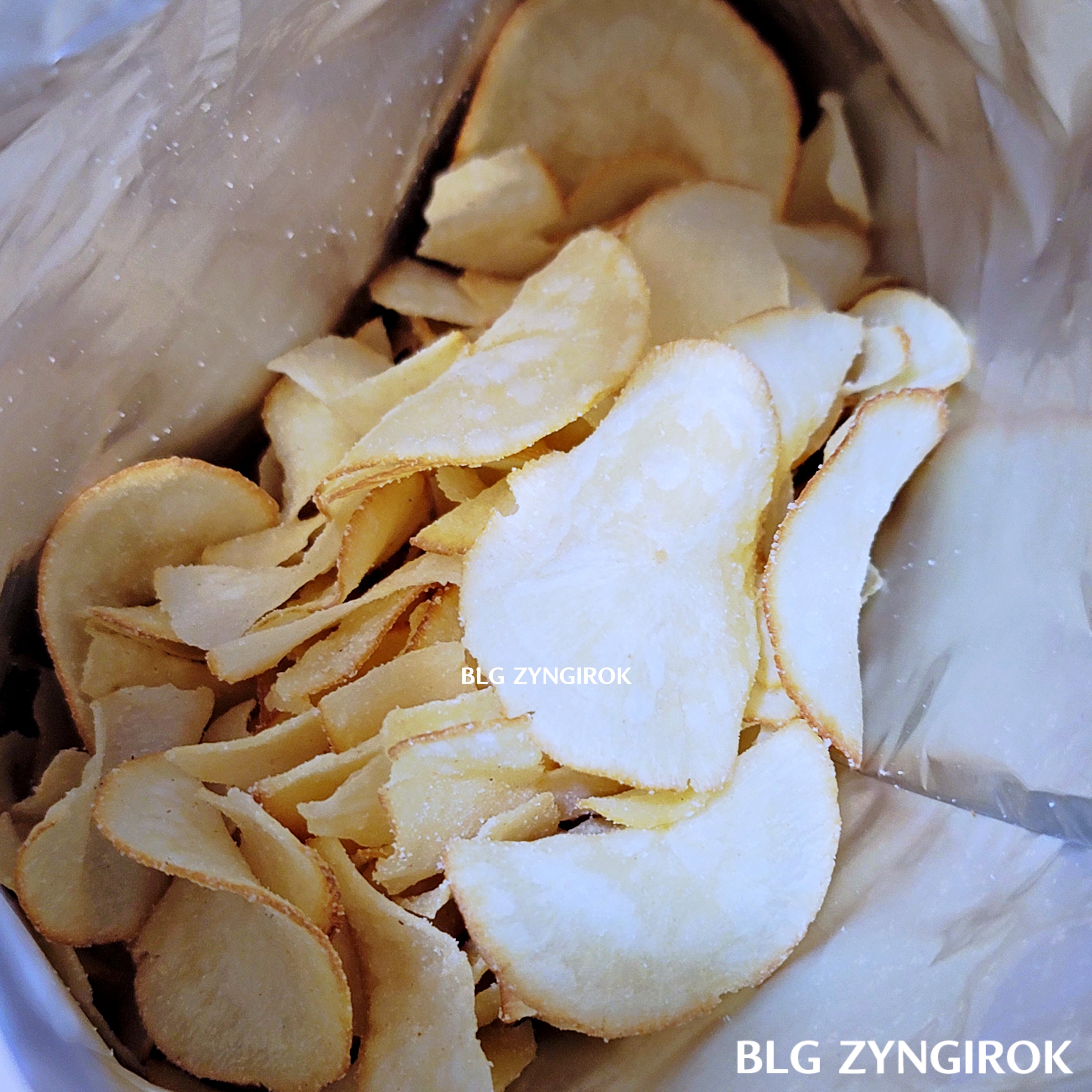 노브랜드 판매중인 카사바칩 - 카사바칩 오리지널 봉지 속 칩들의 모습이다.