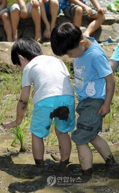 파란-반바지에-똥을-싼-아이를-친구가-쳐다보고-있는-사진