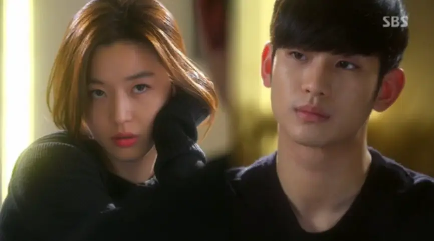 김수현- 좌측 머리를 풀고 눈을 똑바로 뜨고 있는 전지현과 이를 바라보는 김수현