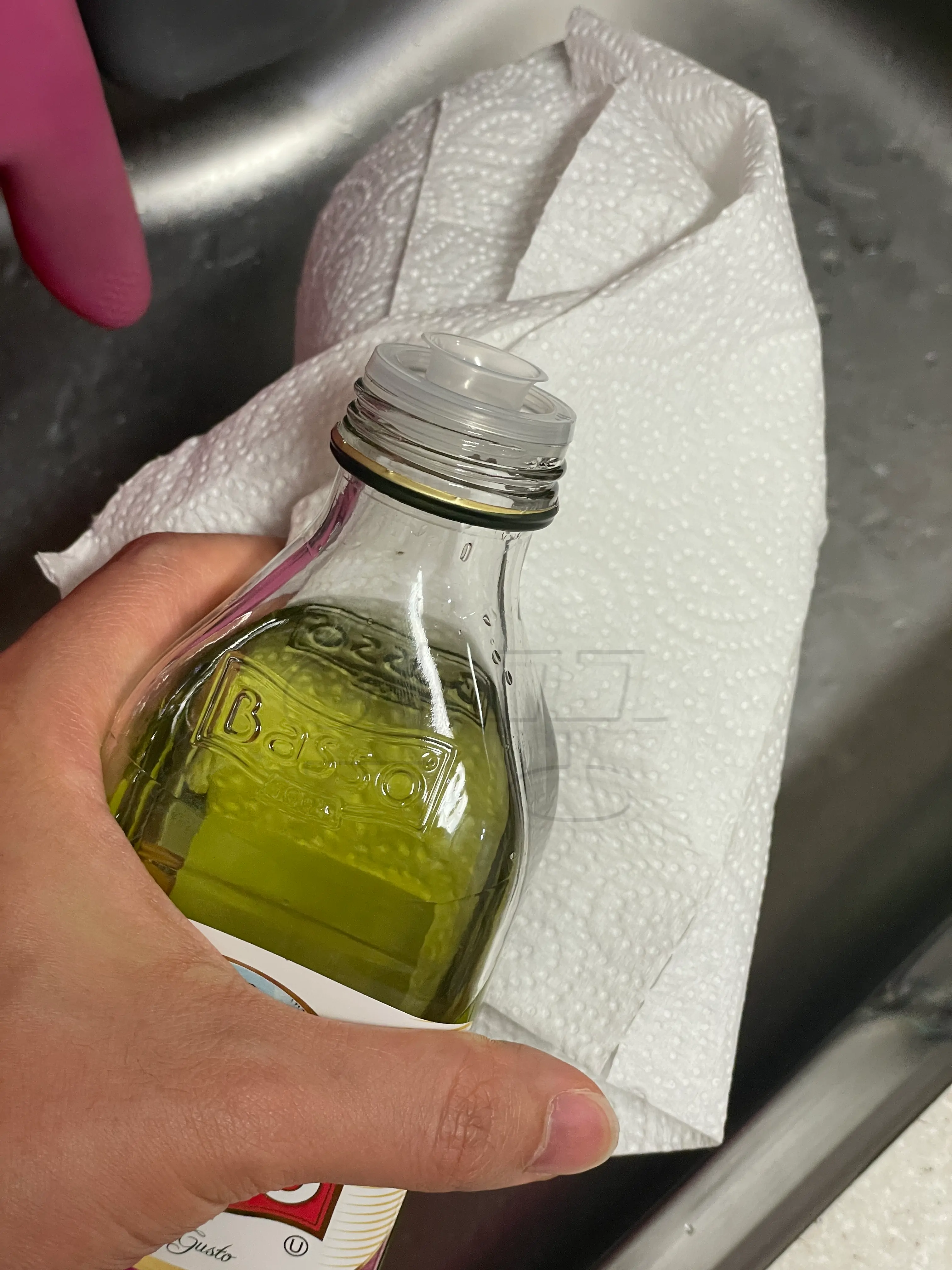 키친타월에 포도씨유 묻히는 사진