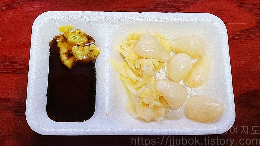 호실장초밥-밑반찬-간장-락교