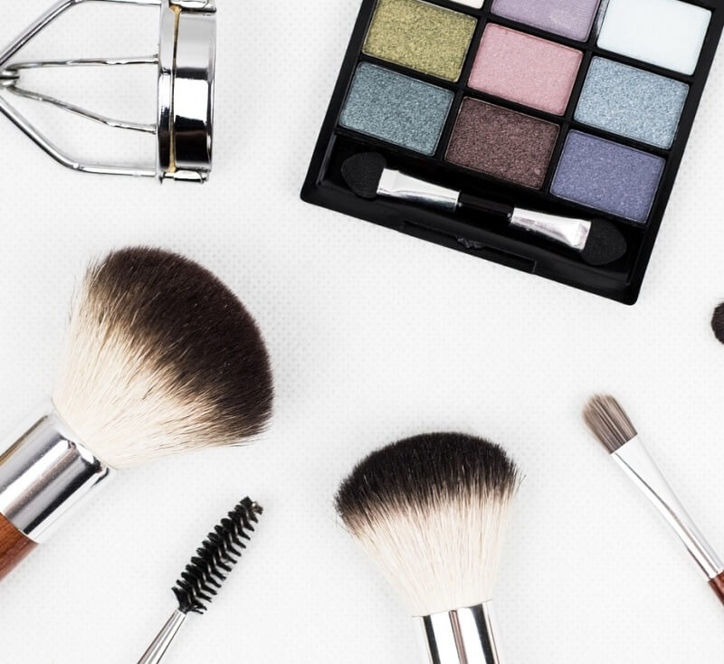 아이새도우 화장품과 브러쉬 사진