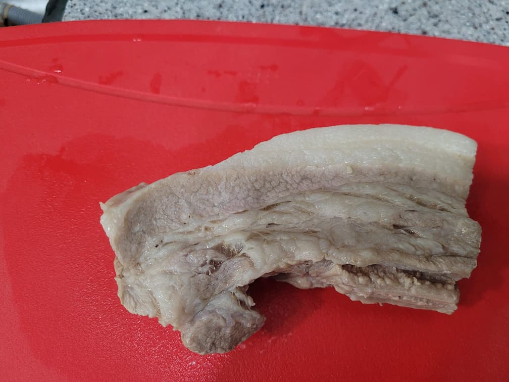 도마 위에 올려둔 통삼겹