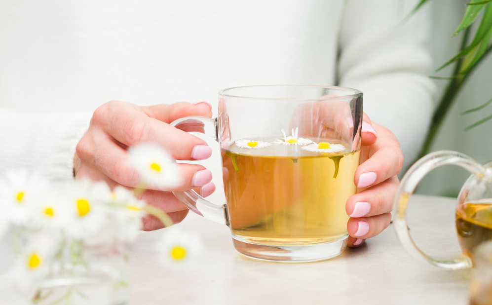 민들레 차를 마시는 모습