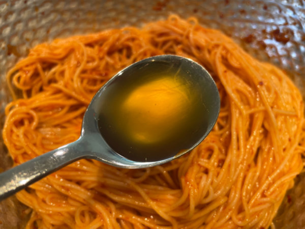 소면에 양념 잘 배였으면, 참기름 1큰술 뿌려서 가볍게 섞기