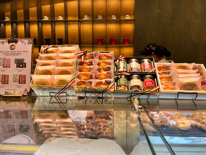 진열된 선물용 디저트