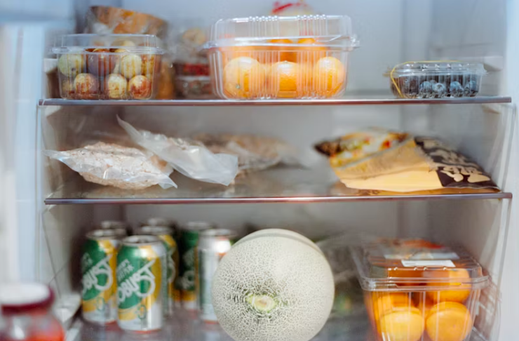 투명 용기에 과일과 식재료가 담겨 정리된 가정용 냉장고 내부 모습