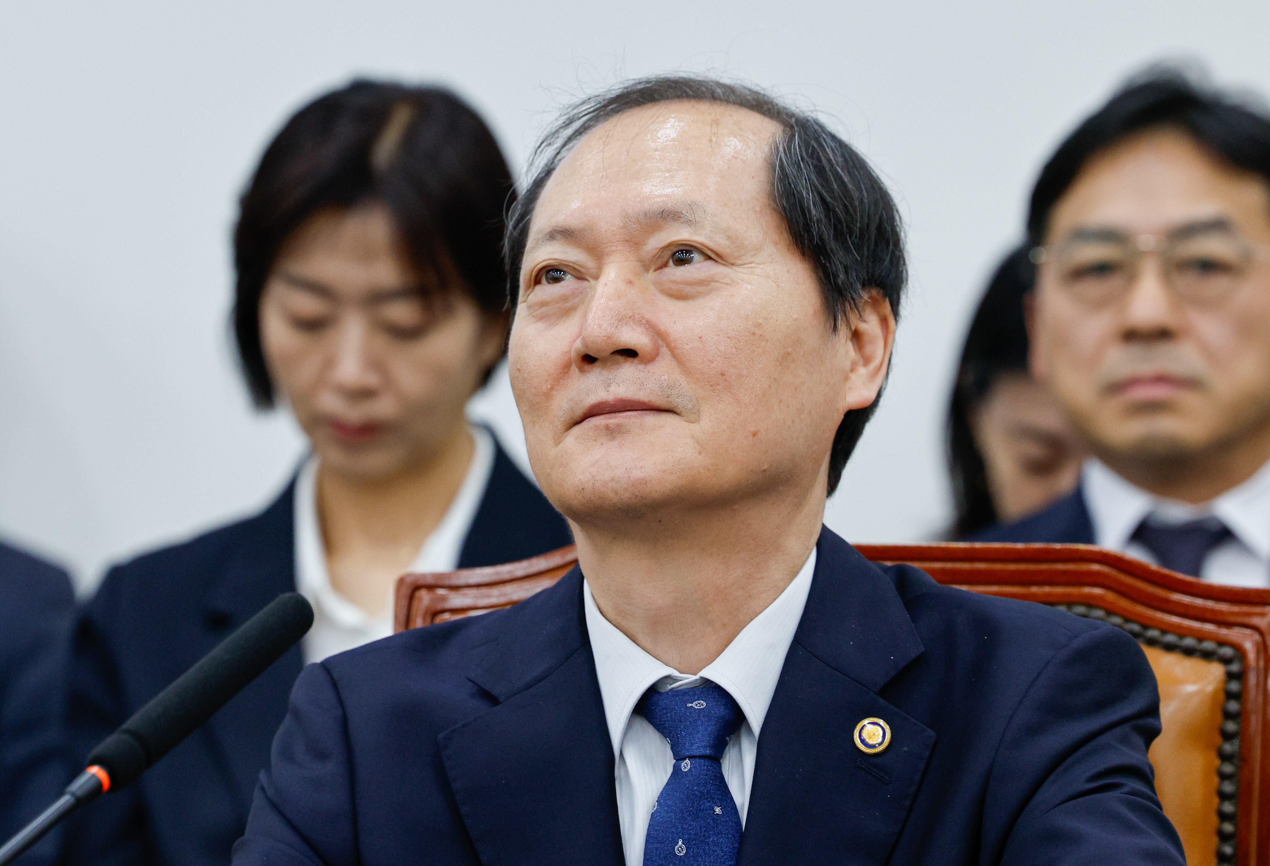 헌법재판관 후보자로 지명된 이완규 법제처장이 9일 오후 서울 여의도 국회에서 열린 법제사법위원회 제424회 국회(임시회) 제1차 전체회의에 출석해 의원 질의를 듣고 있다. /뉴스1