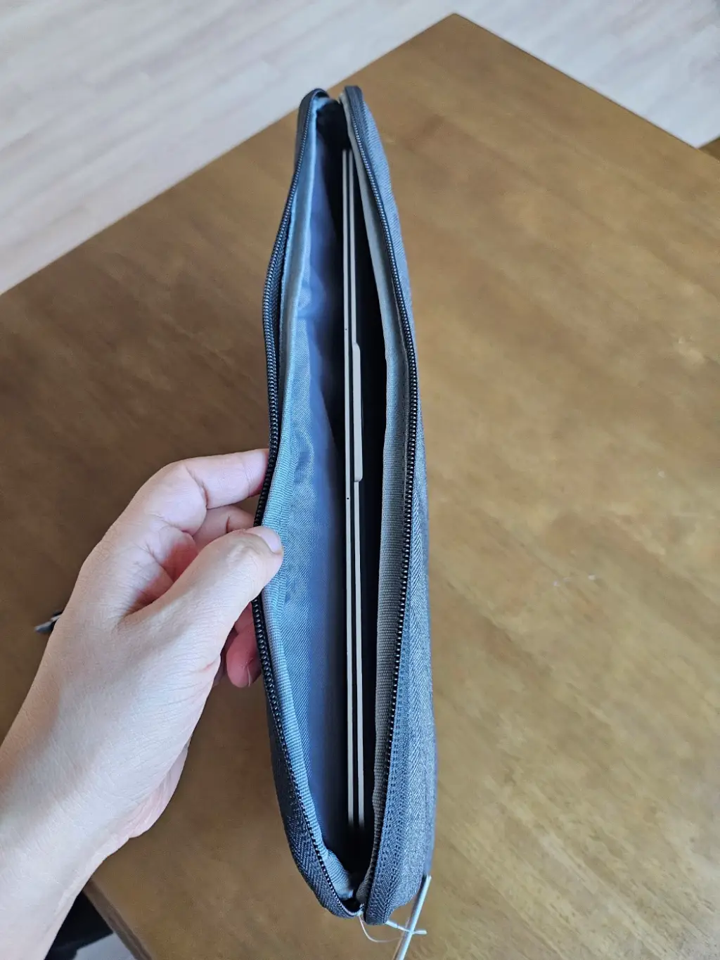 다이소-노트북-가방에-노트북-넣은 모습