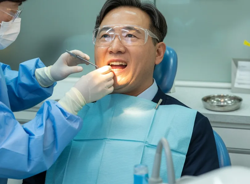 실손보험으로 임플란트 받는 방법 - 임플란트 치료를 받고 있는 이미지