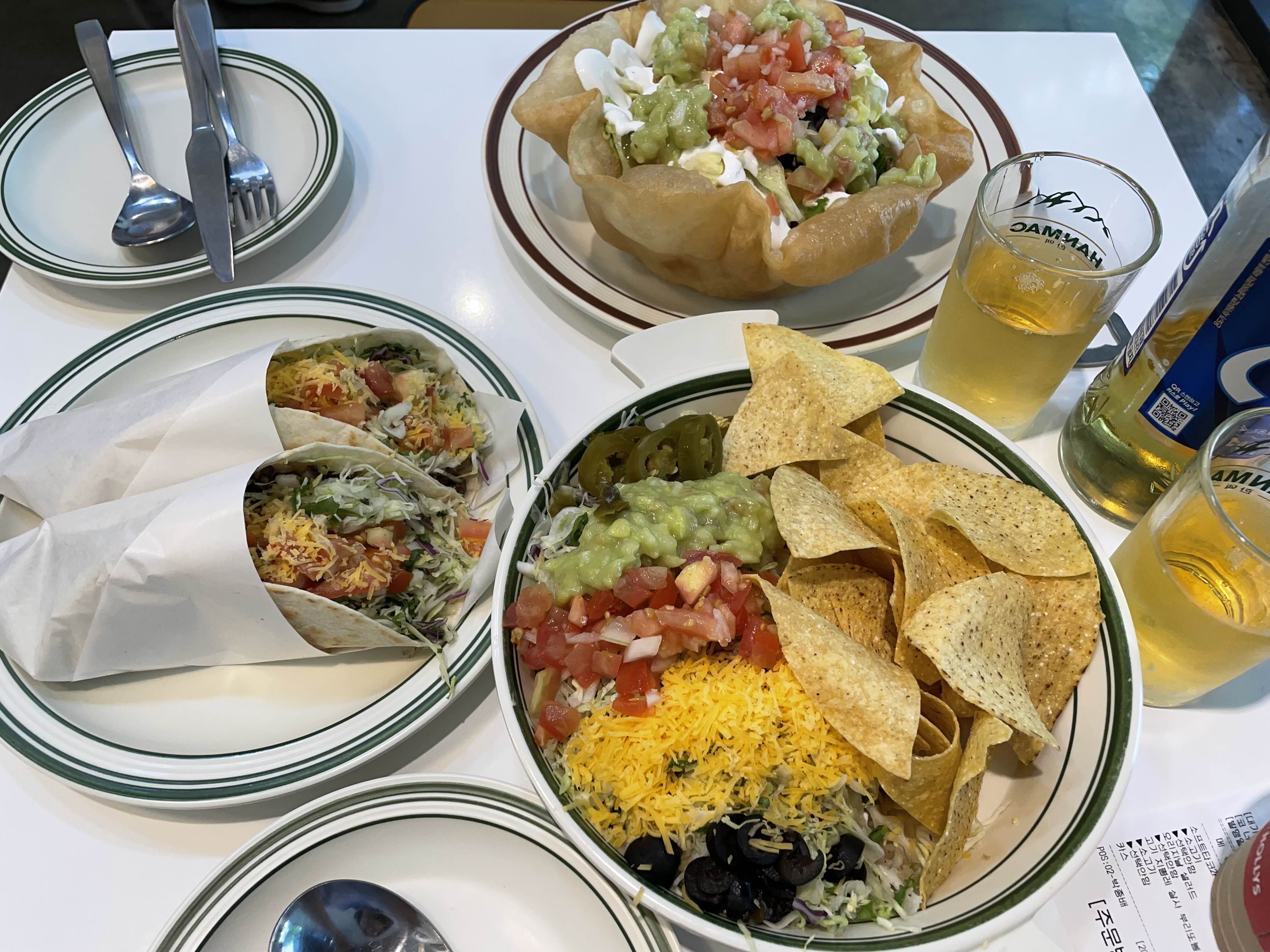 주문한 메뉴 : 
 타코와 샐러드, 그리고 부리또 볼