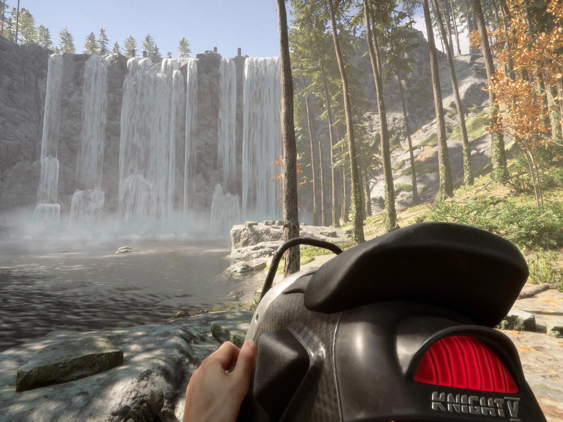 전동휠과 함께 폭포와 언덕이 있는 곳을 바라보는 모습