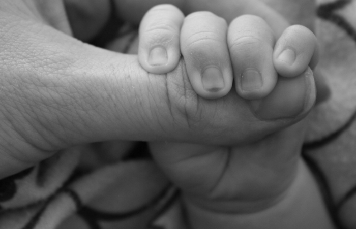 신생아 손을 잡은 부모의 모습, 신생아 폐혈증 예방과 가족 돌봄 상징 이미지