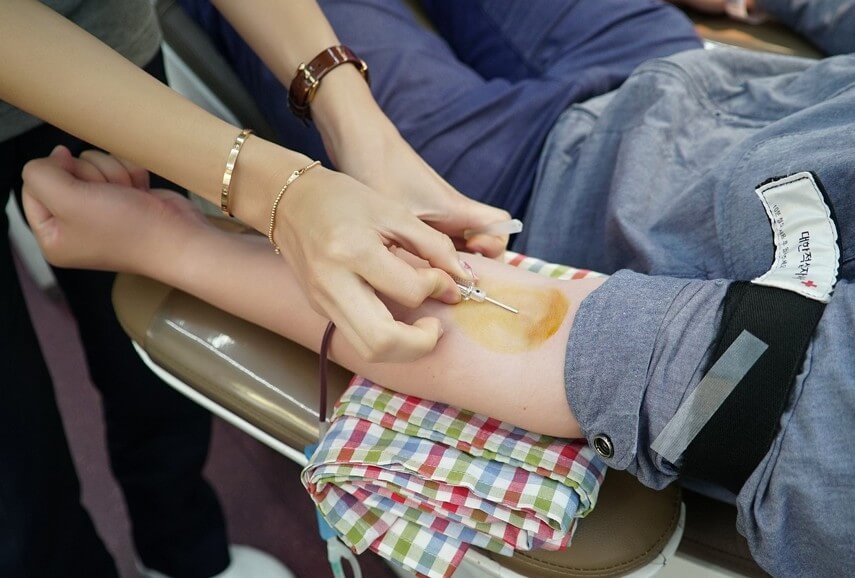 피를-뽑기-위해-바늘을-팔에-찌르는-사진입니다.