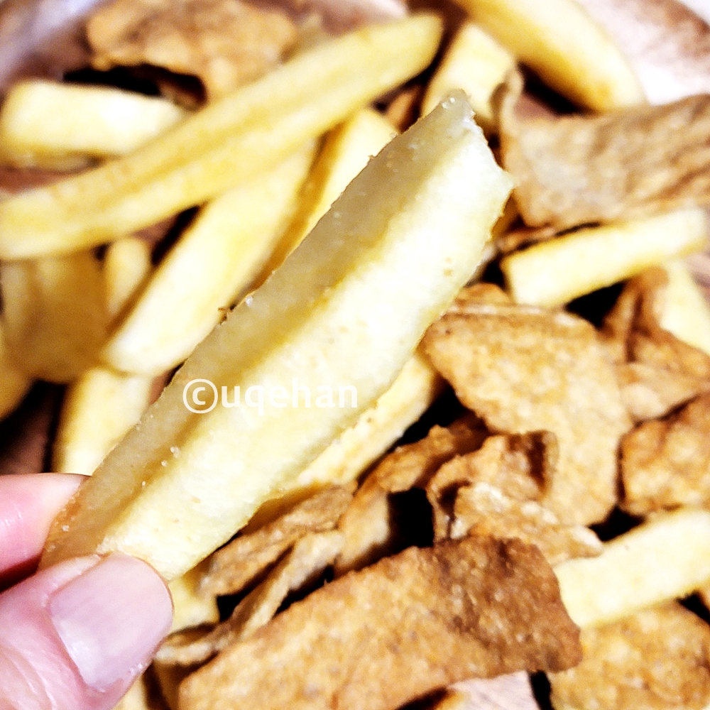 1860 조셉말린 피쉬 앤 칩스의 감자과자가 손으로 집고 있다.