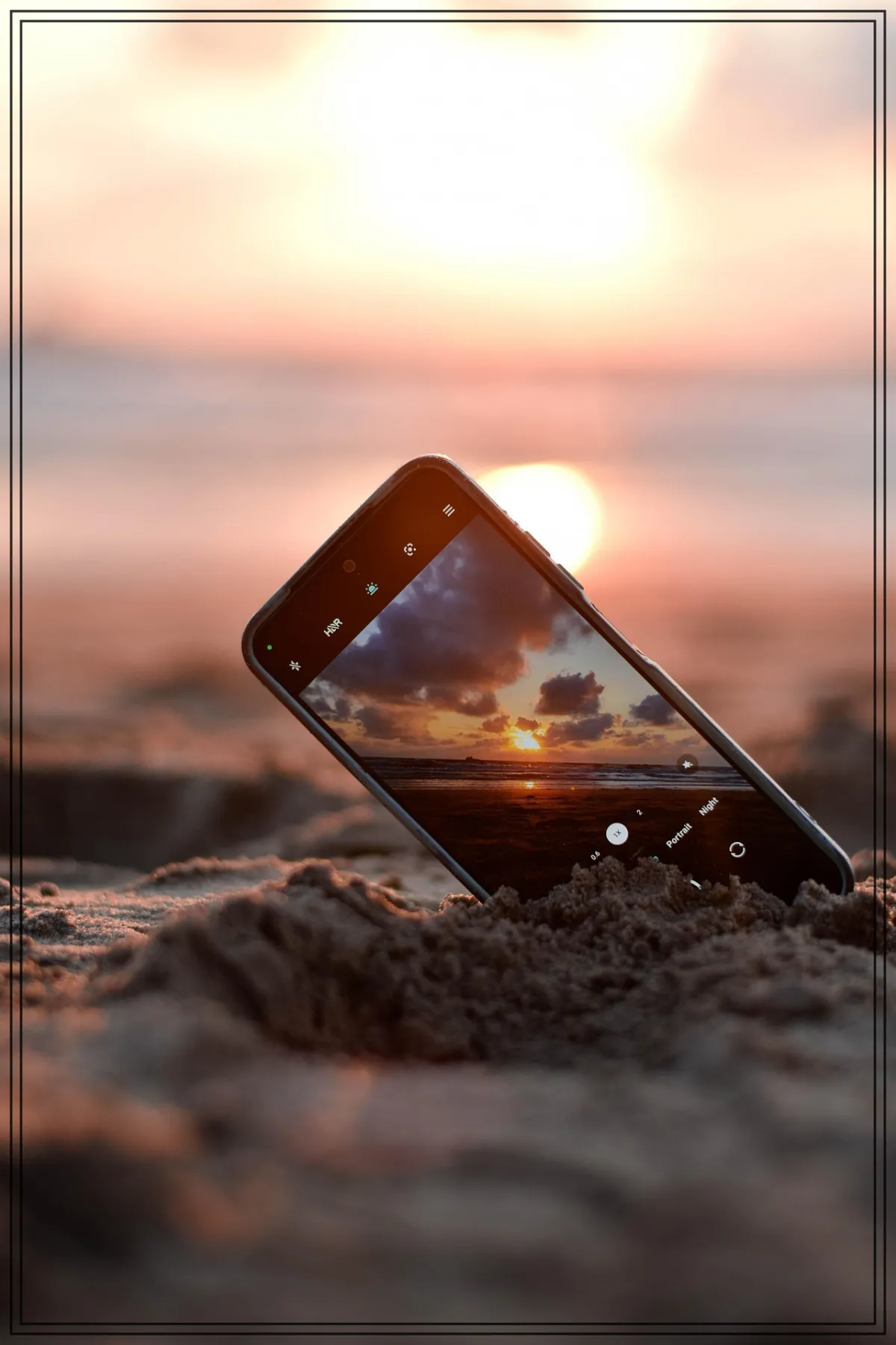 해변에-꽂힌-스마트폰으로-일몰-촬영하는-장면