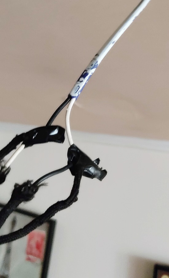 절연테이프로 꽁꽁 싸매줌