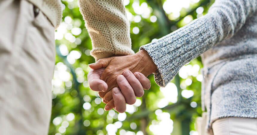 손잡고 있는 노부부