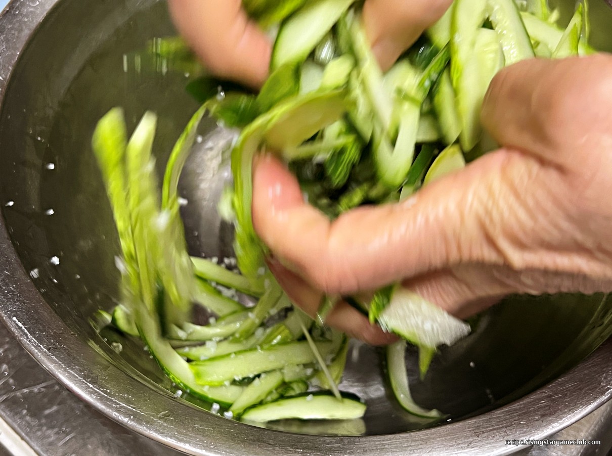 냉면 고명용 오이에 소금을 넣고 버무리는 사진
