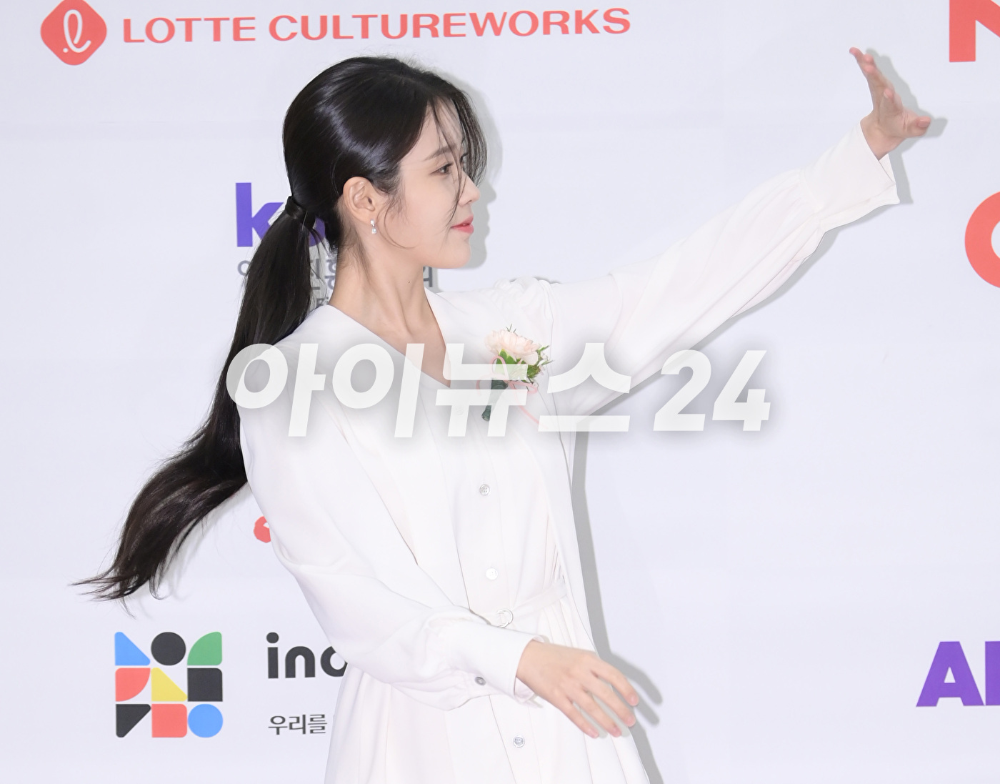 배우 이지은(아이유)이 23일 오후 서울 여의도 중소기업중앙회 KBIZ홀에서 진행된 제42회 &#39;한국영화평론가협회상&#39;(영평상) 시상식에 신인여우상 수상자로 참석해 포즈를 취하고 있다. [사진=정소희 기자]