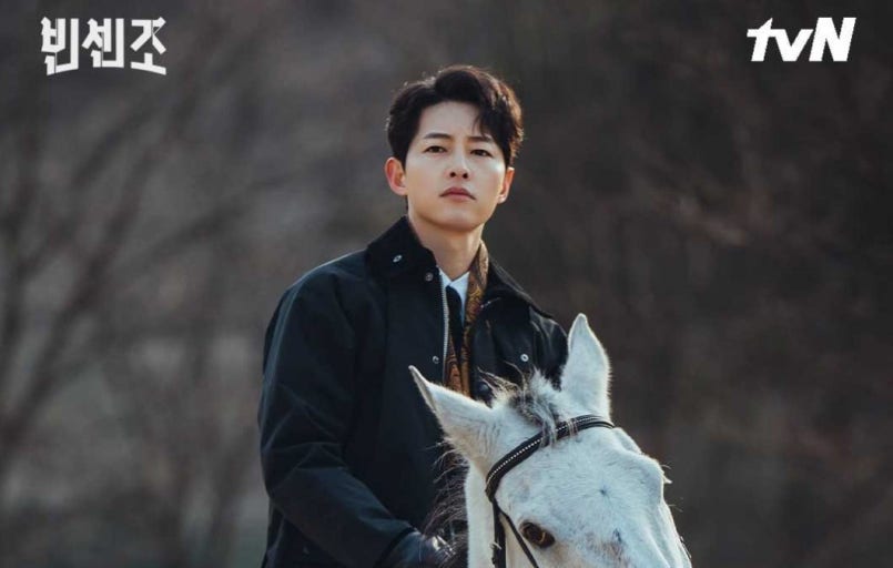 하얀 말을 타고 있는 배우 송중기님 사진