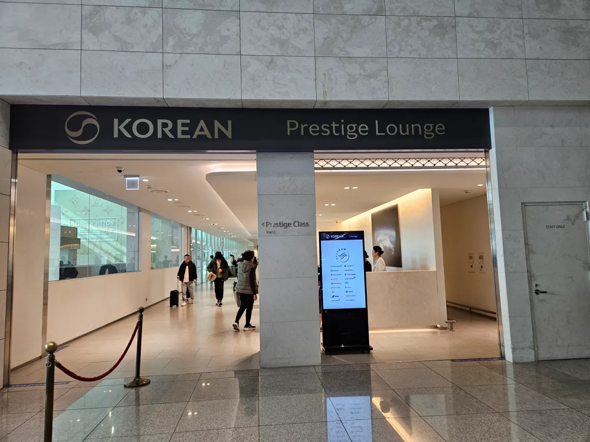 인천공항2터미널-코리안-대한항공-프레스티라운지-입구-사람들