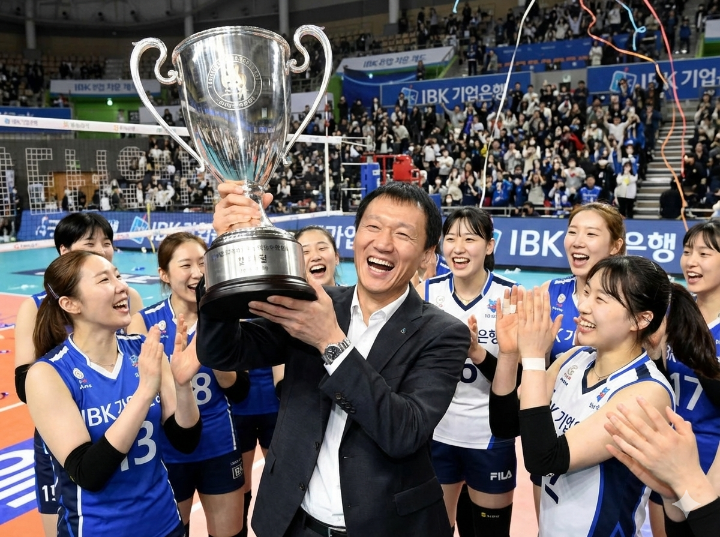 이정철 감독이 선수들과 함께 우승 트로피를 들고 환하게 웃는 과거 사진