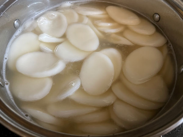 떡국 맛있게 끓이는 법 - 떡국떡 떠오르면, 한소끔 끓여서 마무리하기