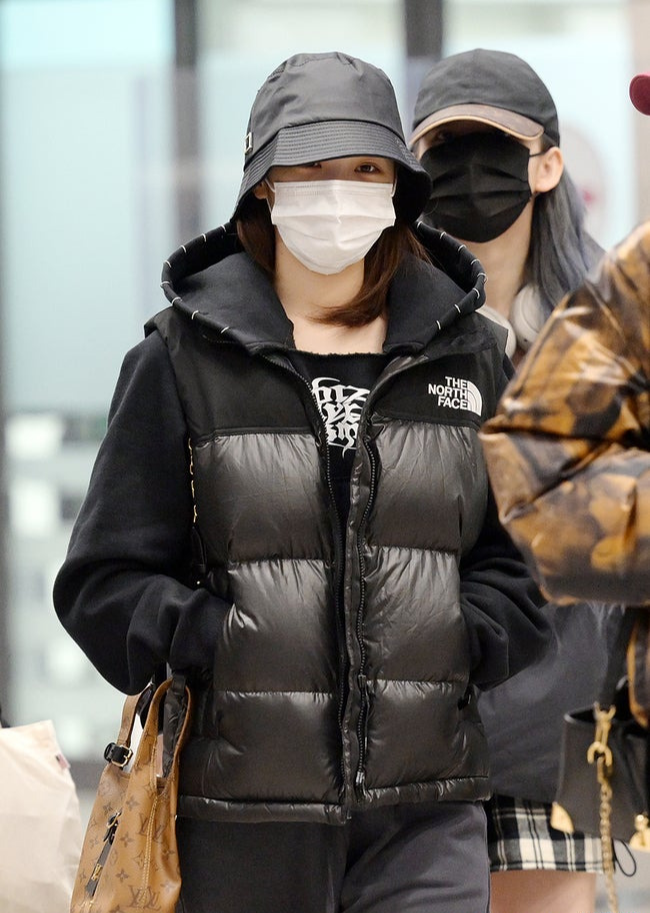 르세라핌 김채원 노스페이스 눕시 베시트 착용