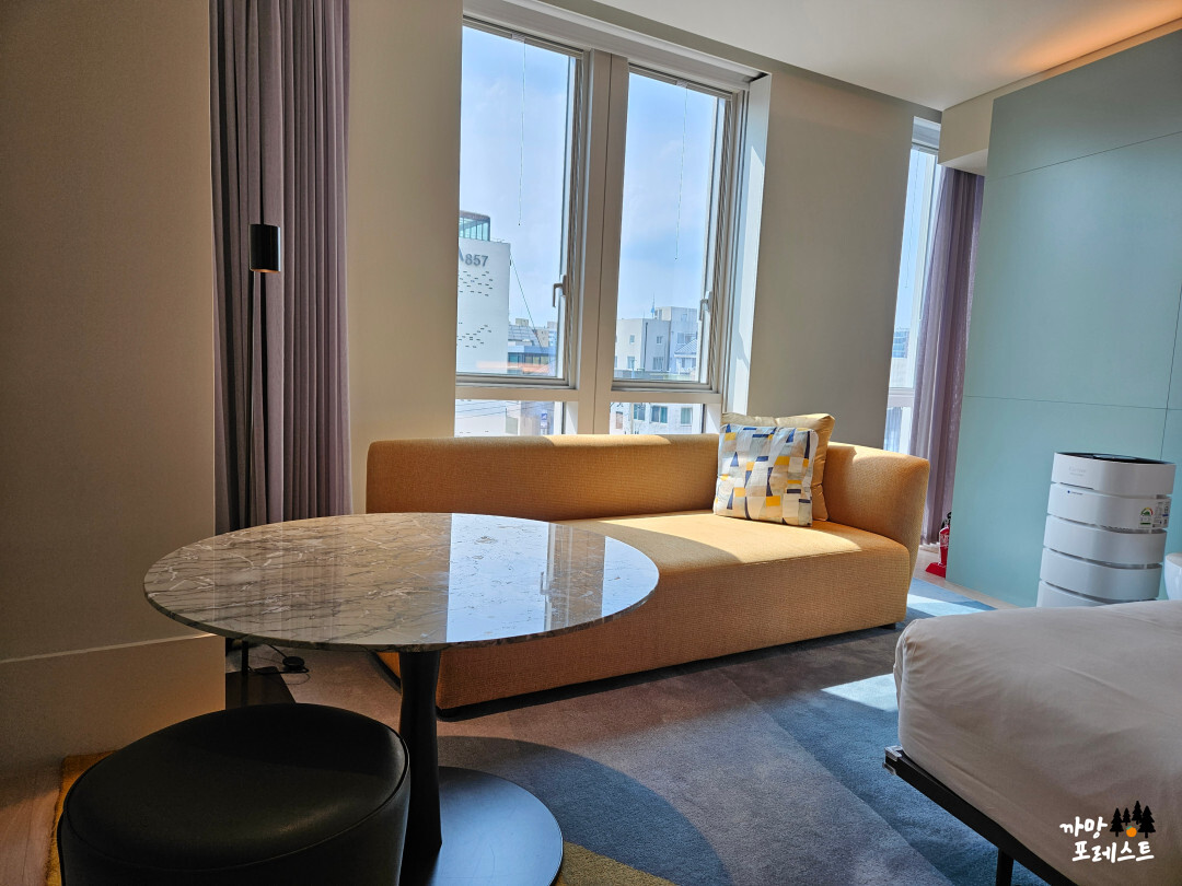 안다즈 서울 강남 거실