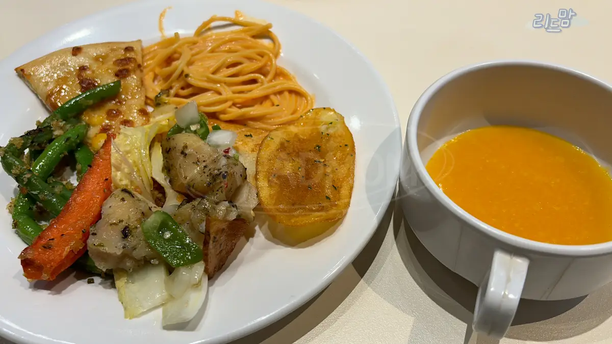 에슐리딸기축제-롯데몰-애슐리퀸즈-뷔페-피자-스파게트-허니감자칩-당근-그릴채소-접시-단호박죽