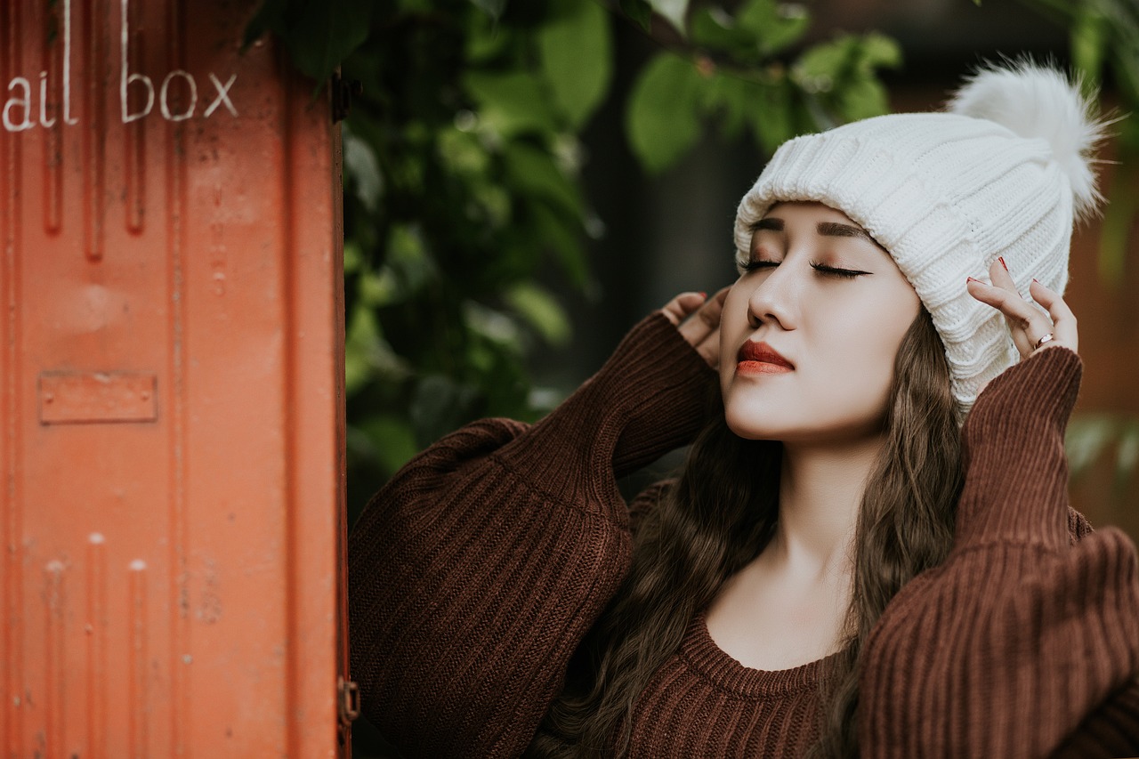 눈을 감고있는 여자