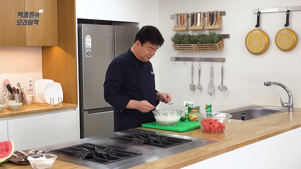 우유, 사이다, 설탕을 볼에 넣고 섞는 장면