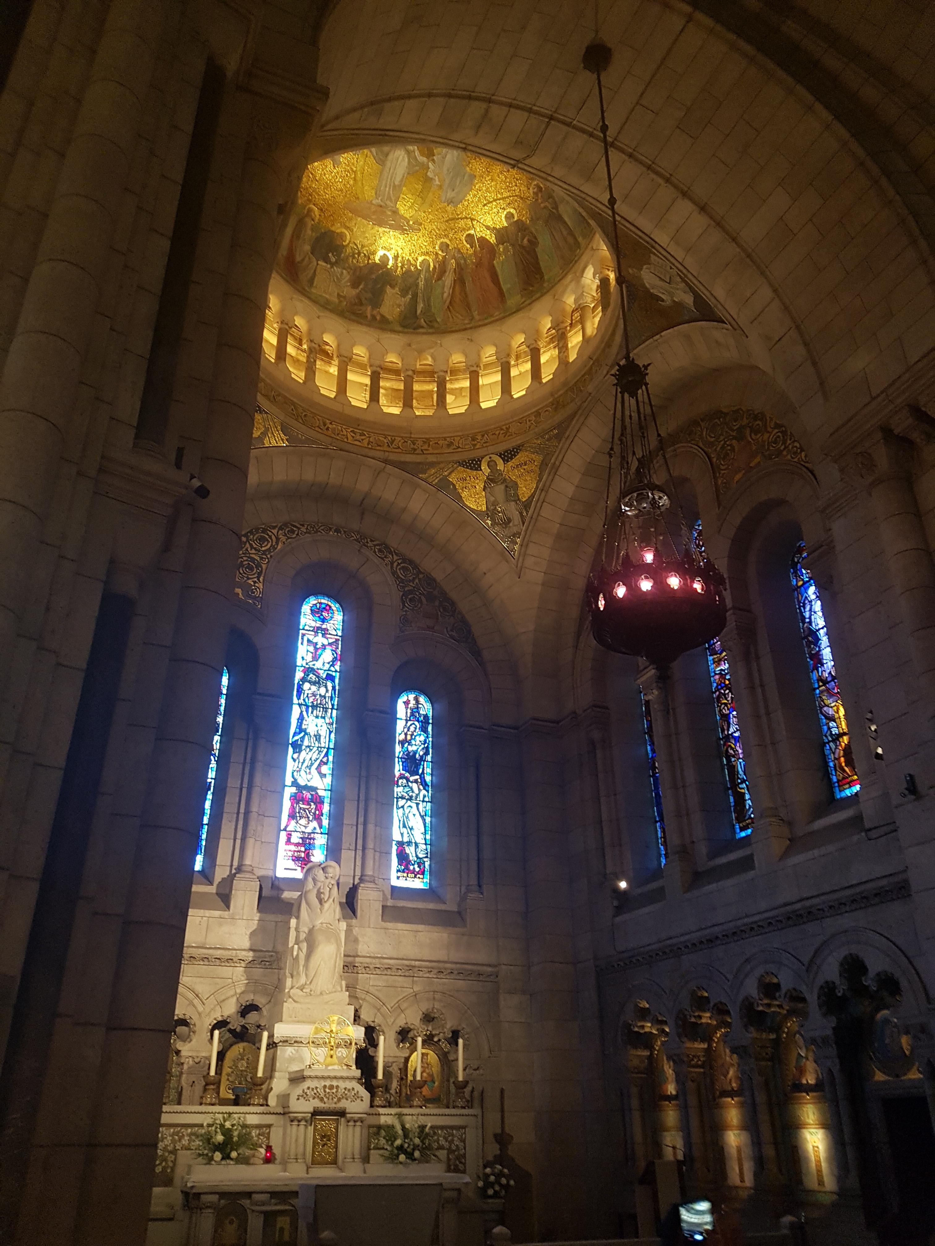 사크레쾨르 대성당의 제대, 스테인드글라스와 성모자상이 어우러진 고요한 공간