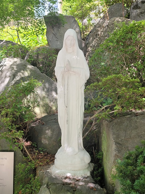 수원교구 경기도 화성시 남양 성모 성지에 있는 바뇌의 성모상 사진입니다.