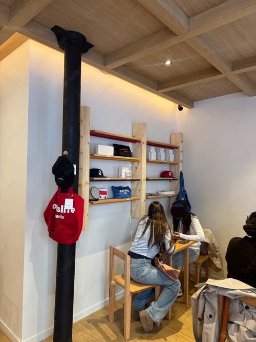 주문 기다리는 프랑스 소녀들과 굿즈