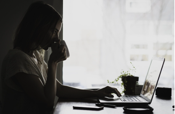 파일 탐색기 보기 탭에서 파일 확장명 체크박스를 선택하는 화면