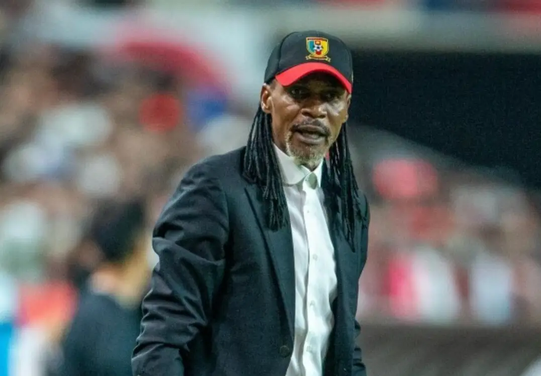 클린스만-검은 모자를 쓰고 긴 머리를 늘어뜨린채 검은정장 안 흰셔츠를 입고 말하는 리고베르송감독