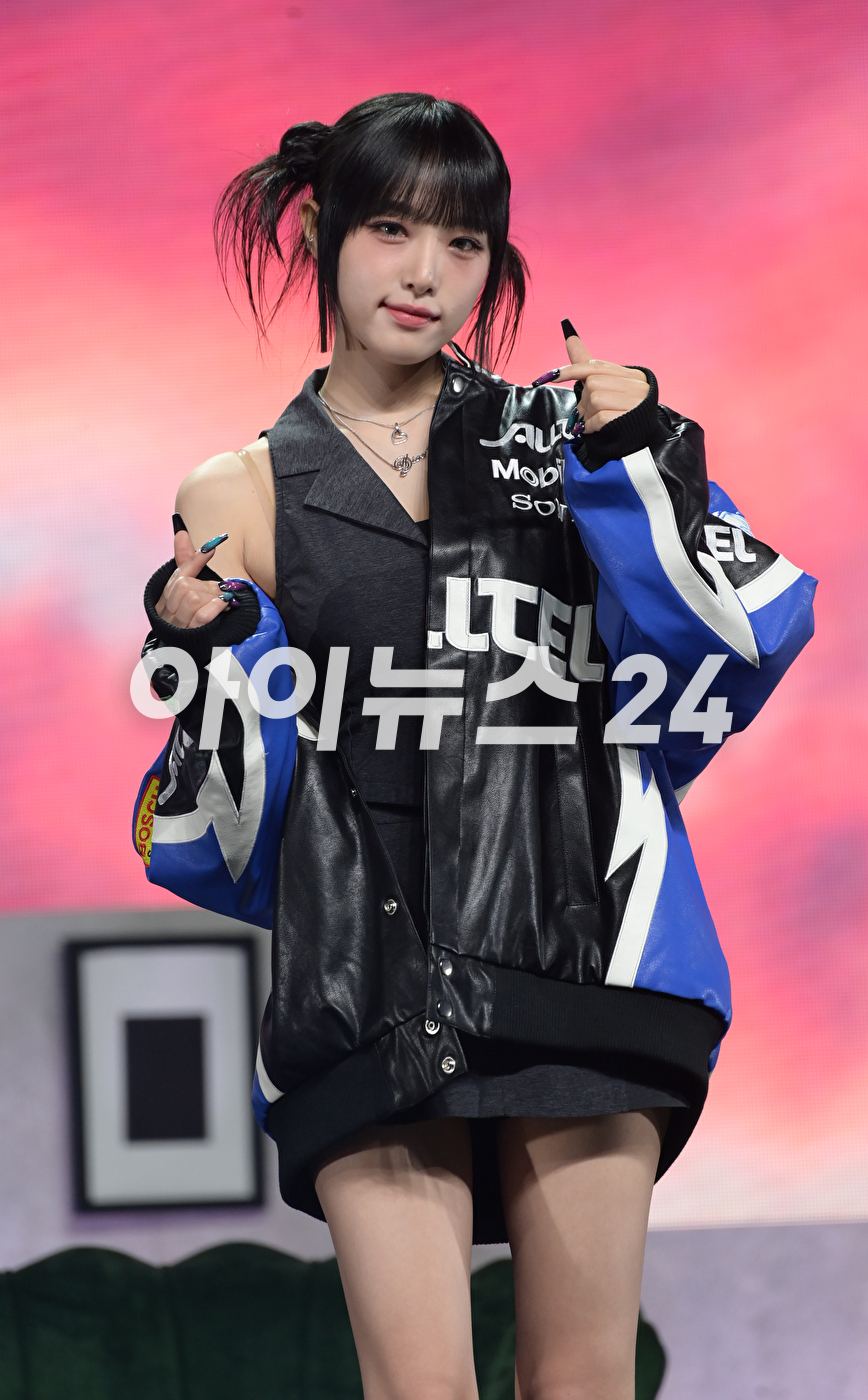가수 최예나가 16일 오후 서울 용산구 한남동 블루스퀘어에서 열린 최예나 첫 번째 싱글 앨범 'Love War' 발매 기념 미디어 쇼케이스에 참석해 포즈를 취하고 있다. [사진=정소희 기자]