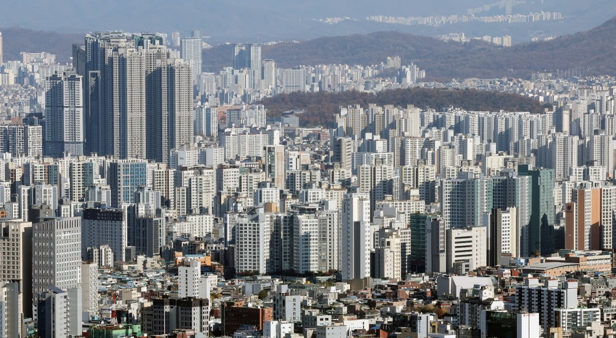 서울 중구 남산에서 바라본 아파트 단지의 모습.