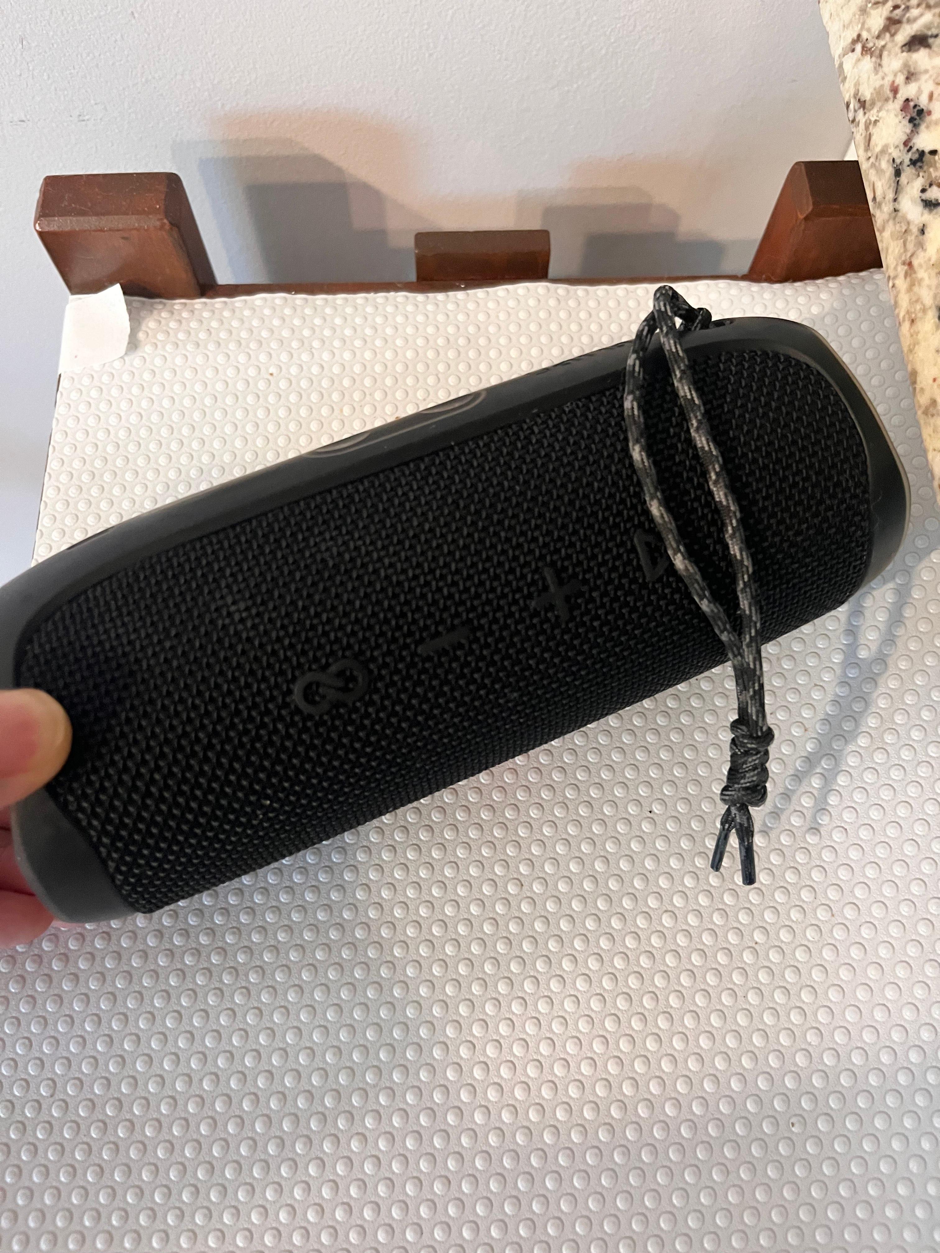 JBL 블루투스 스피커 눕혀진 모습과 스트링이 달려 있는 이미지