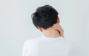 목이 가려운 남자