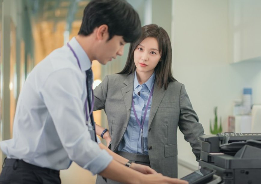눈물의 여왕 김지원 셔츠