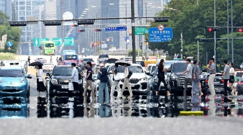 무더위로 인해 도로에 아지랑이가 핀 모습