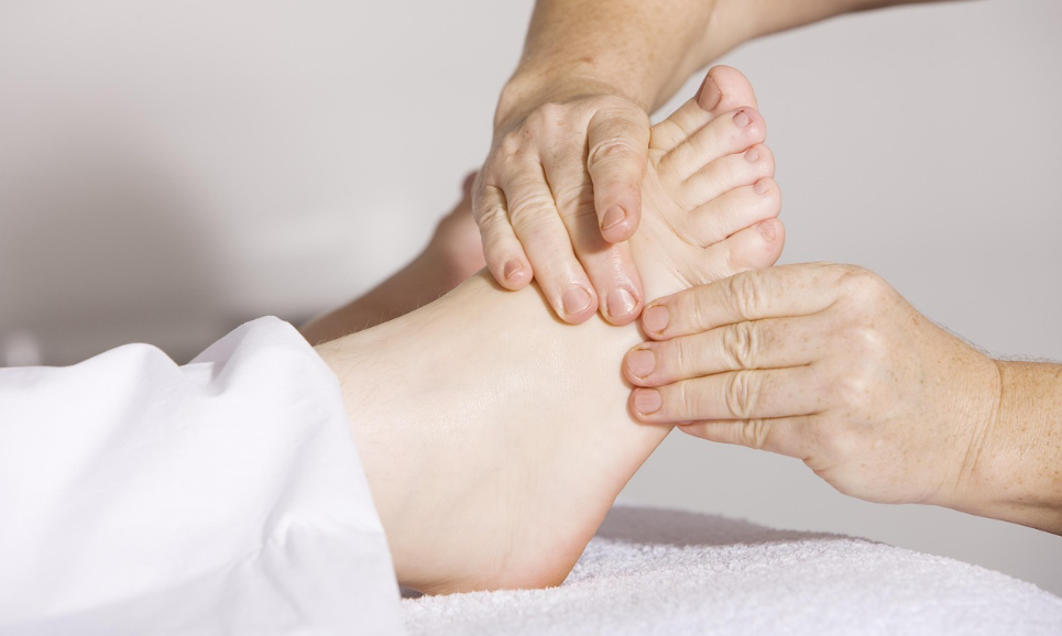 발 맛사지 받는 모습