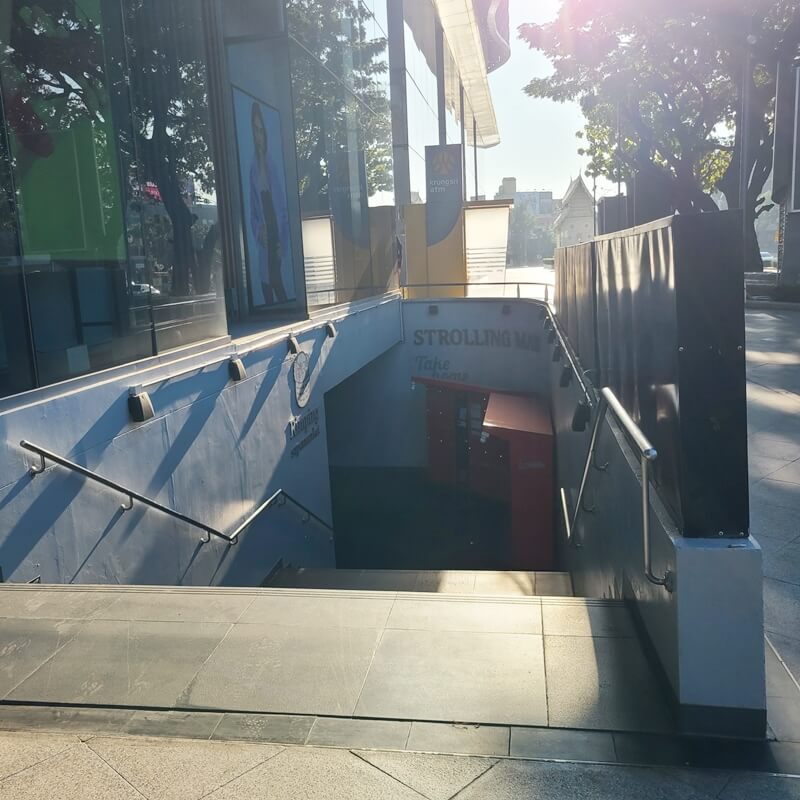 치앙마이-마야몰-지하로-내려가는-외부계단