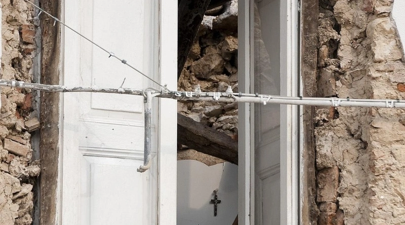 집이 무너지는 꿈해몽: 불안과 희망의 경계